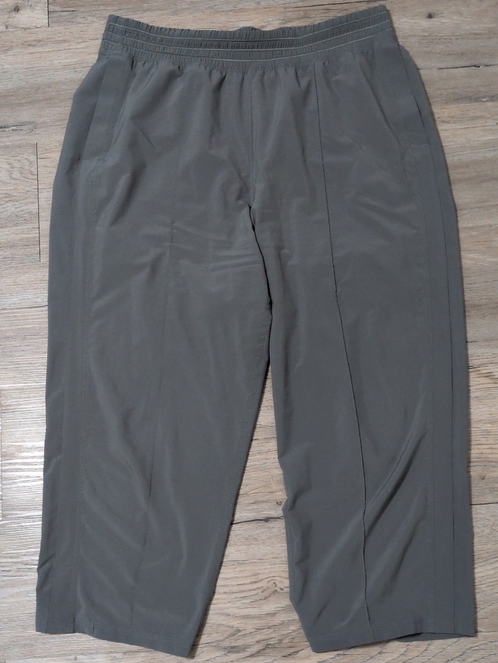 lululemon athletica Green Elastic Waist Capri Pants